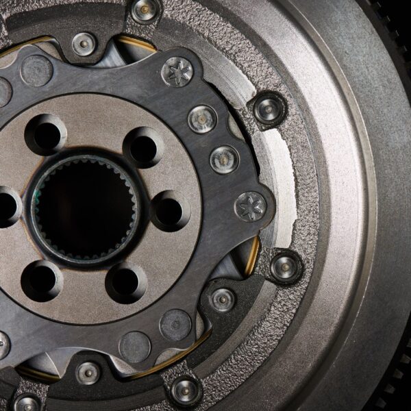 Koło Zamachowe Silnika – Budowa, Działanie i Problemy.