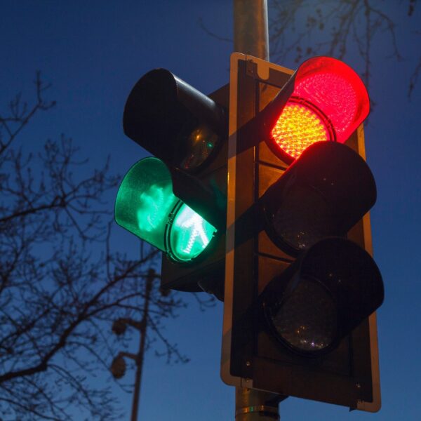 Sygnalizatory Świetlne – Odczytywanie i Zasady Jazdy.