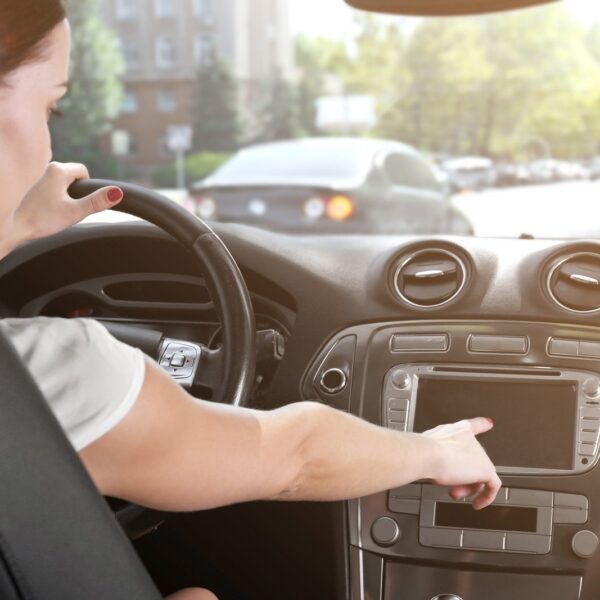 Jakie Są Koszty Użytkowania Nowoczesnych Systemów Multimedialnych w Samochodach?