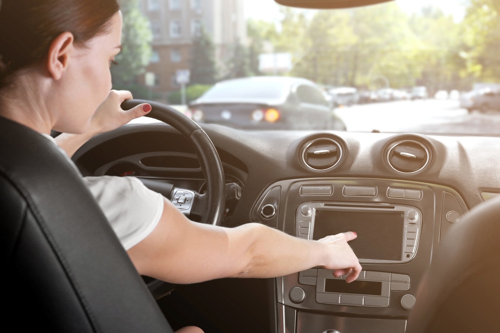 Jakie Są Koszty Użytkowania Nowoczesnych Systemów Multimedialnych w Samochodach?