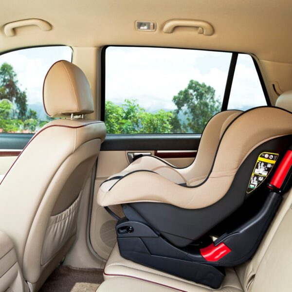 Jak poprawnie ustawić fotelik samochodowy dla dziecka? – Instrukcje dla różnych grup wiekowych.