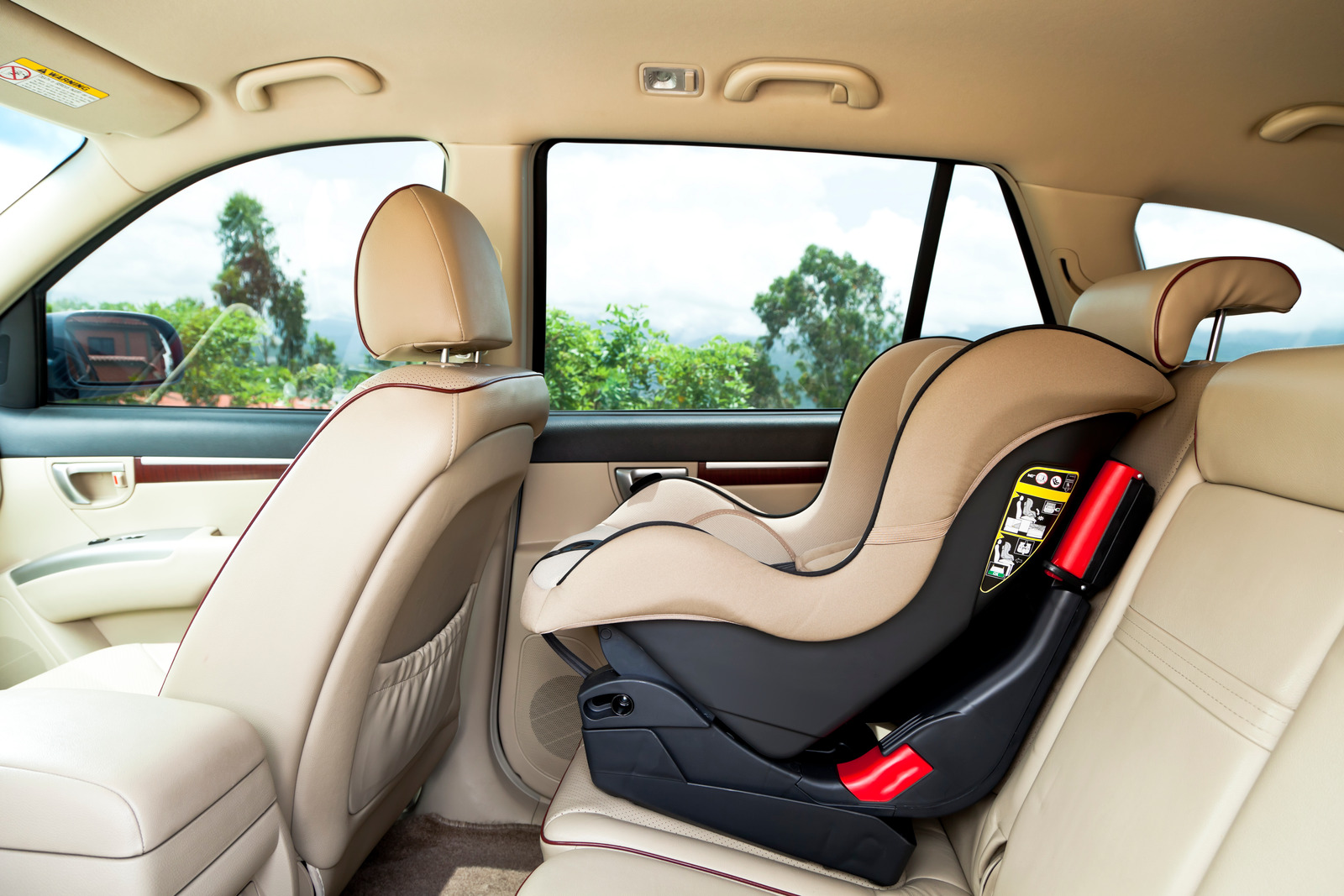 Jak poprawnie ustawić fotelik samochodowy dla dziecka? – Instrukcje dla różnych grup wiekowych.